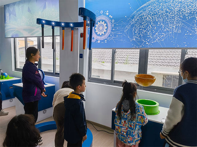 棲霞區(qū)八卦洲街道下壩村學(xué)生代表來公司學(xué)習(xí)(圖2)