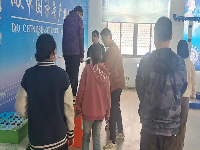 棲霞區(qū)八卦洲街道下壩村學(xué)生代表來公司學(xué)習(xí)(圖3)