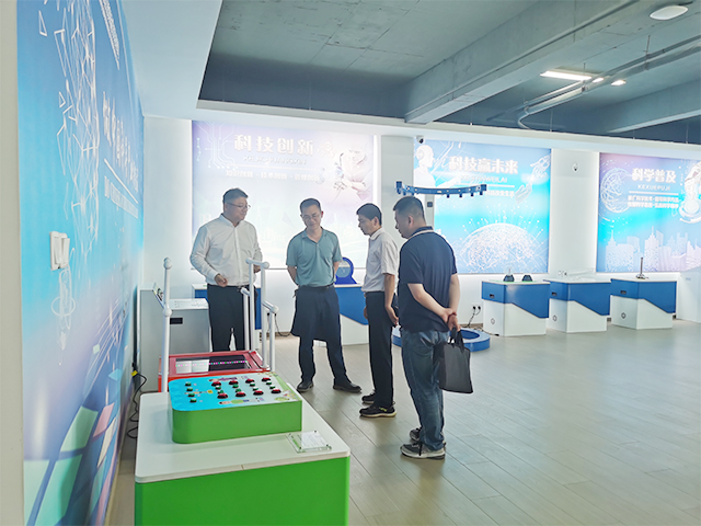 南京市文化旅游局科教處李海峰副處長(zhǎng)，棲霞區(qū)文旅局李炳輝副局長(zhǎng)等一行3人來(lái)我公司調(diào)研考察。(圖1)