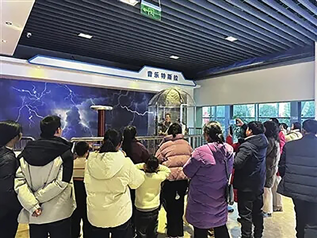 高郵市委書記田醒民考察由我公司承建的高郵科技館項(xiàng)目(圖6)