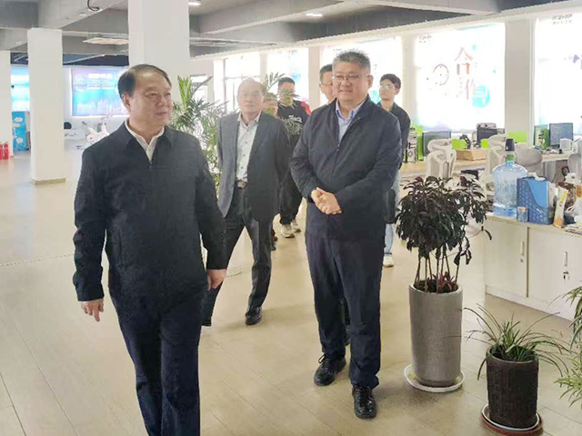 棲霞區(qū)政協(xié)主席張常軍一行來我公司調研(圖2)